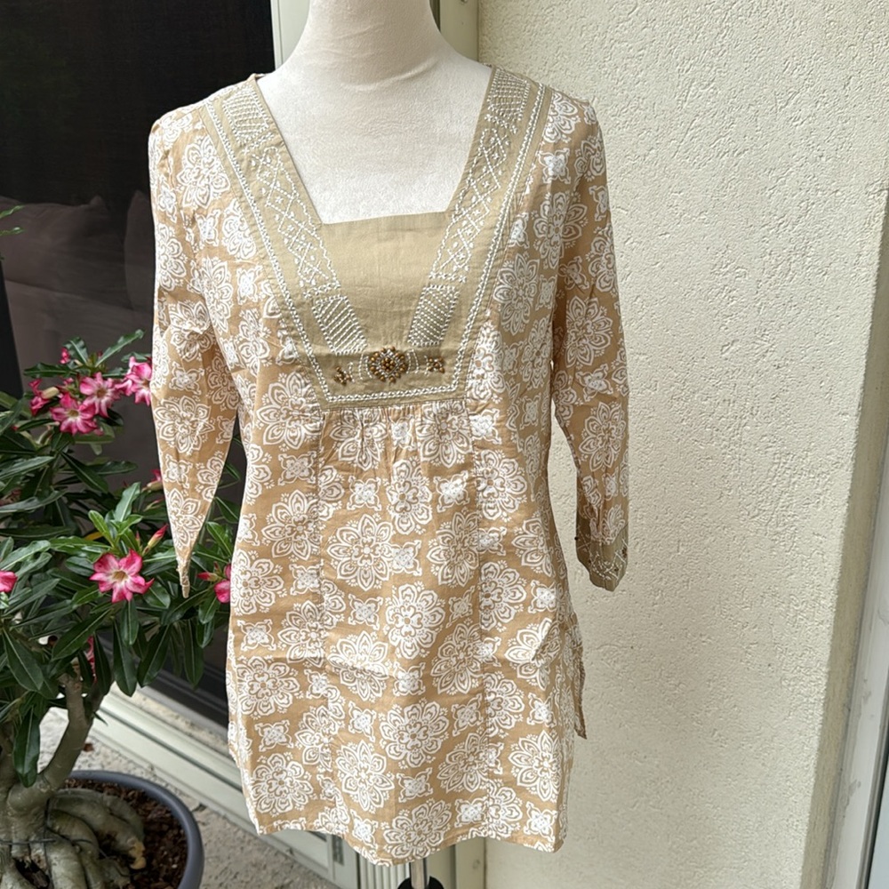 DENIM & CO. Light cotton‎ tunic. Bead & Thread work on neckline/cuffs. Fl…